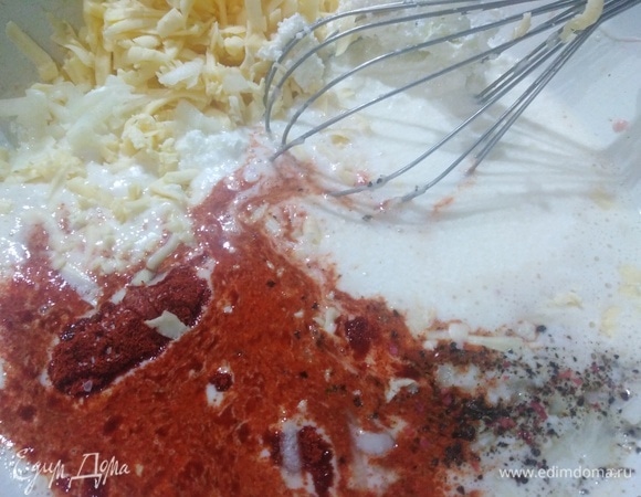 Добавить сметану, паприку, перец, измельченный чеснок и тертый сыр.