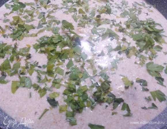 Залить заливкой тефтели, по желанию добавить зелень.