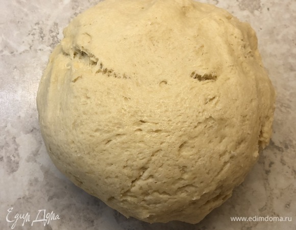 Влить теплое молоко и замесить тесто. Оно будет мягкое и липкое — так и нужно, лишнюю муку не добавлять. Оставить тесто в тепле на 40 минут. За это время оно хорошо поднимется.