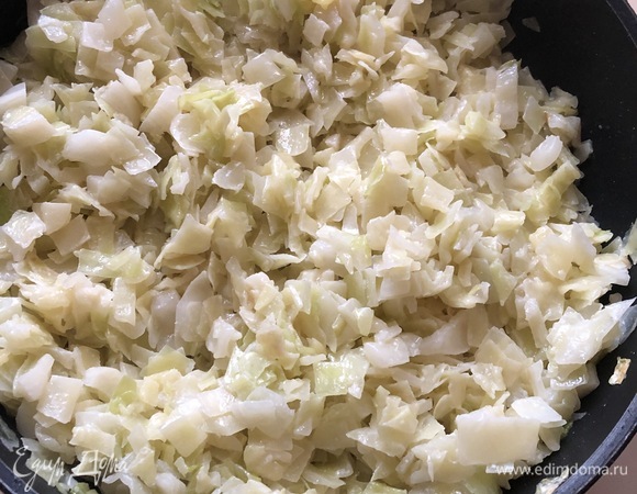 В большой глубокой сковороде разогреть сливочное и растительное масло, выложить отжатую капусту. Обжаривать капусту на среднем огне 10 минут. Далее влить в капусту молоко, уменьшить огонь и томить до готовности еще минут 20. Когда вся жидкость выпарилась, капуста готова. При необходимости досолить.