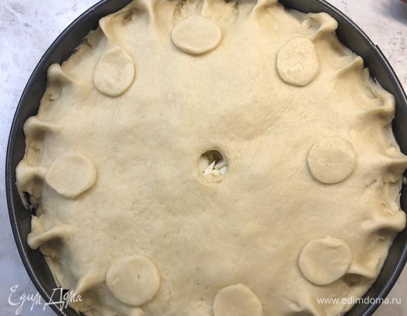 Из меньшей части также раскатать круг, выложить на пирог, защипать, сделать отверстие для выхода пара.