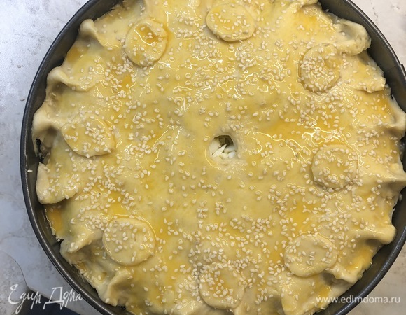 Смазать желтком, при желании посыпать кунжутом и поставить в разогретую до 180°C духовку на 40–45 минут до очень румяной корочки.