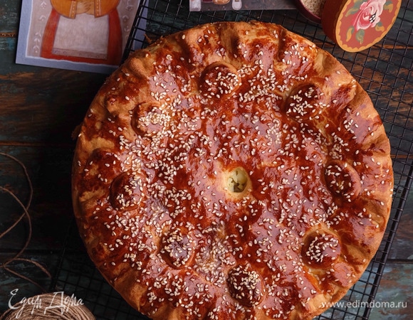 Пирог особенно хорошо в теплом виде.