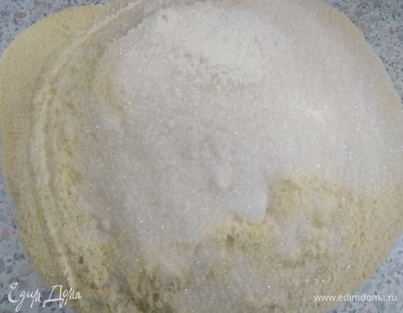 Кукурузную муку соединить с сахаром, солью и разрыхлителем. Перемешать.