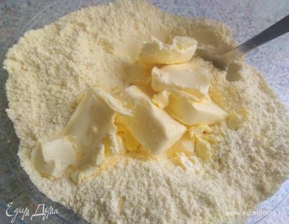 Добавить размягченное сливочное масло.