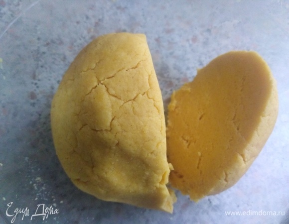 Замесить тесто, разделить на две неравные части. Меньшую часть убрать в морозилку на 30 минут. Большую — положить в холодильник.