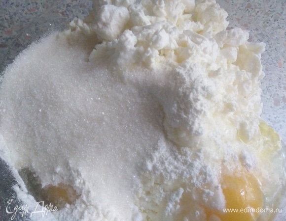 В творог добавить сметану, яйца, ванилин, сахар и кукурузный крахмал.