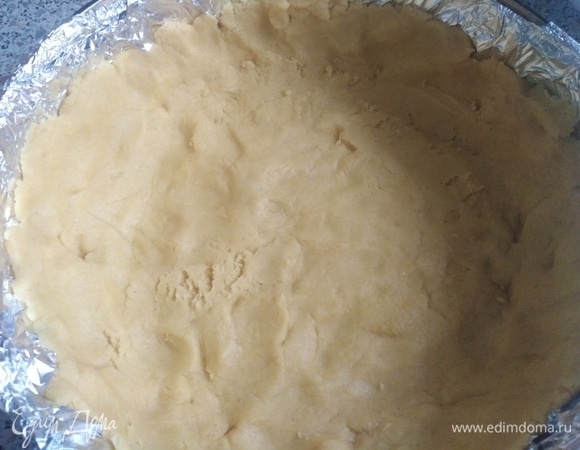 Охлажденное тесто выложить в форму, застеленную фольгой. Разровнять, сделать бортики.