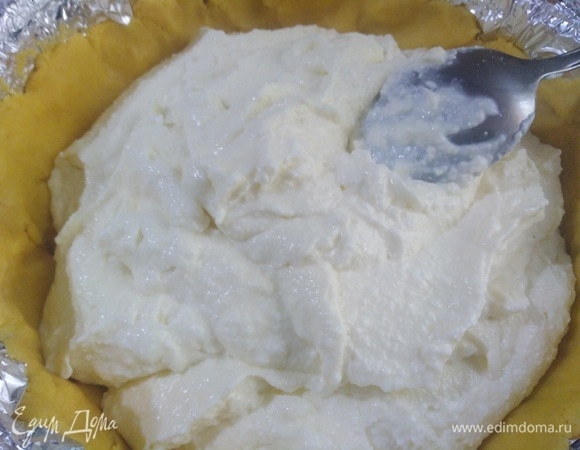 Выложить творожную массу.
