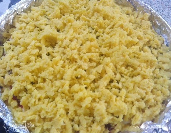 Посыпать тертым замороженным тестом. Поставить в разогретую духовку.