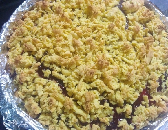 Выпекать при 190°C 35 минут. После выпечки дать пирогу полностью остыть.