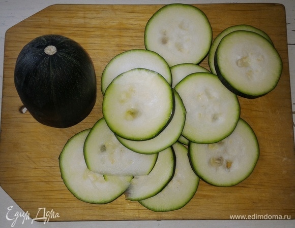 Цукини помыть, обсушить. Нарезать тонкими кружками. У меня был очень большой цукини. Если у вас цукини небольшие, то возьмите 2 шт.