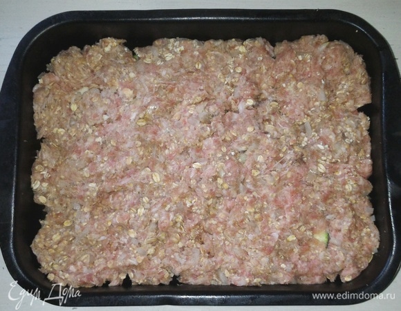 На кружки цукини выложить слой фарша с хлопьями.