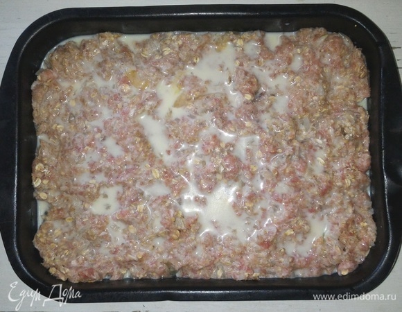 Вылить заливку в форму на фарш.