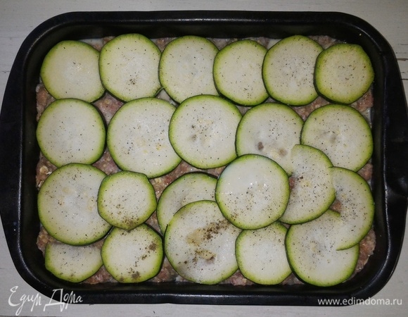 На фарш выложить оставшуюся часть кружков цукини. Немного посолить и поперчить.