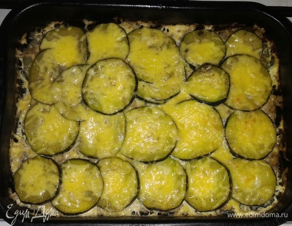 Готовую запеканку из цукини с фаршем достать из духовки.