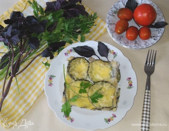 Разложить запеканку по порциям и подать к столу со свежими овощами и зеленью.