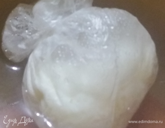 Варить 5 минут. Разрезать пакет, выложить готовое яйцо на тарелку.