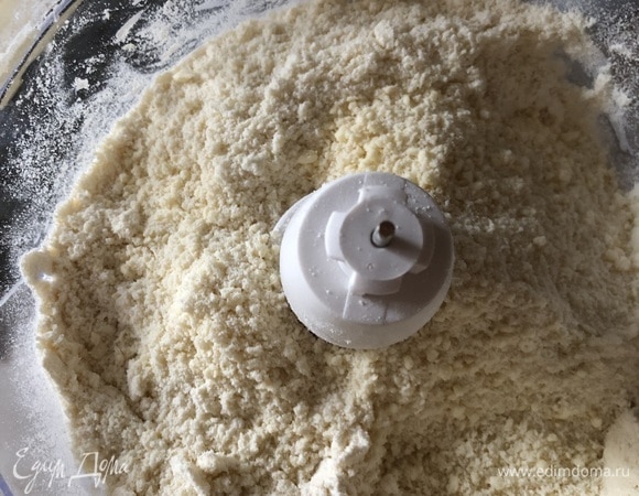 Добавить нарезанное кубиками холодное сливочное масло и очень быстро измельчить смесь в блендере, чтобы получилась масляная жирная крошка. Буквально несколько секунд.