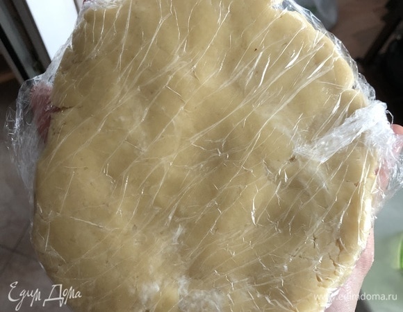 Влить пару столовых ложек ледяной воды и быстро замесить тесто. Если тесто не хочет собираться в шар, тогда добавить еще ложку воды. Собрать тесто в шар, завернуть в пленку, убрать в холодильник минимум на час или до использования.