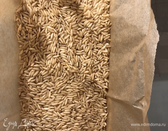 Далее для тех, кто не особо уверен в себе, нужно выложить пергамент в форму, прижать и насыпать внутрь груз (рис, фасоль и т. д.). Но можно выпекать и без этого — просто нужно обязательно перед выпечкой очень хорошо охладить заготовки.