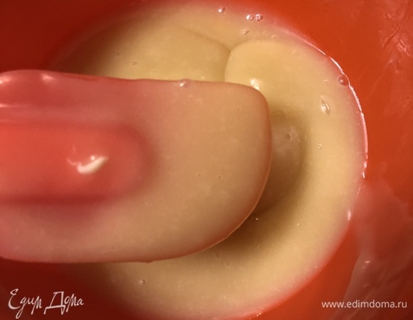 В сотейнике смешать сливки и сливочное масло, нагреть до растворения масла и почти до кипения. Влить горячие сливки в шоколад, аккуратно перемешать спатулой.