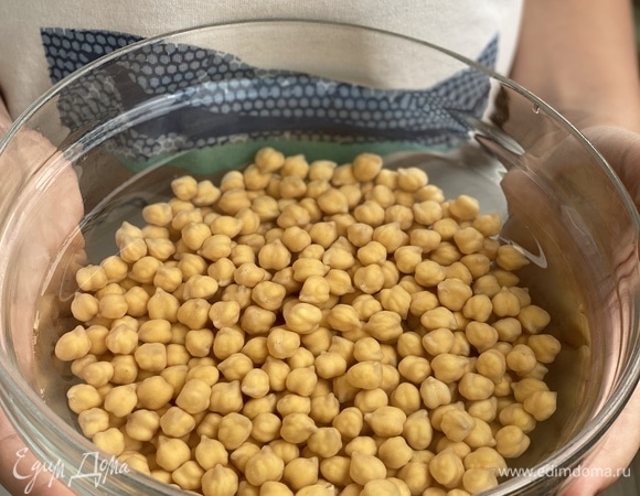 Нут промыть, залить водой и оставить на 10–12 часов. Затем сварить в течение 45–50 минут до готовности. Воду слить.