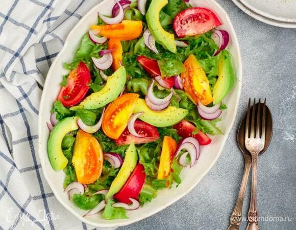 Томаты помыть и нарезать крупными дольками. Красный лук и очищенное авокадо нарезать полосками, латук нарвать крупными кусками. Выложить салатные листья на дно большого плоского блюда, сверху — красные и желтые томаты, лук и авокадо, приправить свежемолотым перцем. Полить соусом и посыпать пряным нутом. Приятного аппетита!
