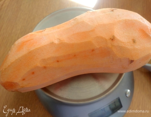 Очистить батат от кожуры.