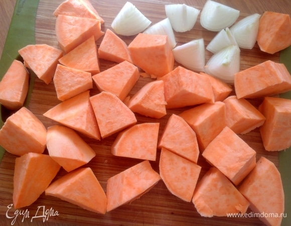 Нарезать на кубики, луковицу тоже. Если будете вручную натирать, можно этого не делать.