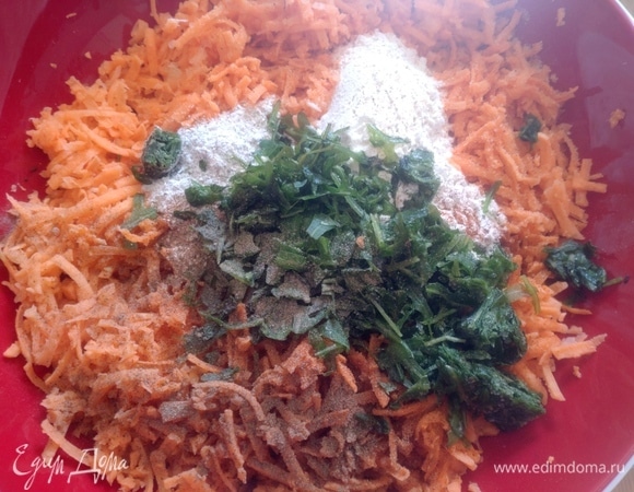 Добавить муку, масло, зелень и специи.