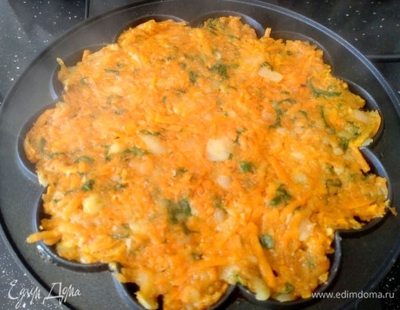 Смазать вафельницу маслом, перенести четверть теста и распределить ровным слоем.