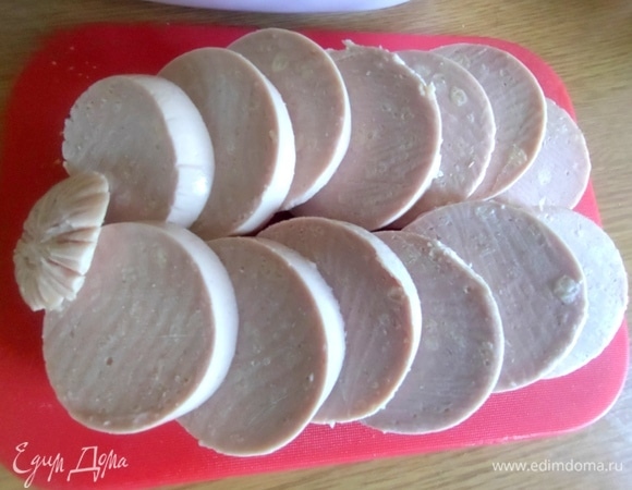 Колбасу нарезать кружочками. У меня свиная колбаса с сыром.