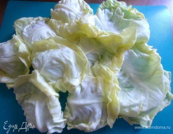 Молодую капусту разобрать на листики. Если не молодая, вырезать жесткий центр.