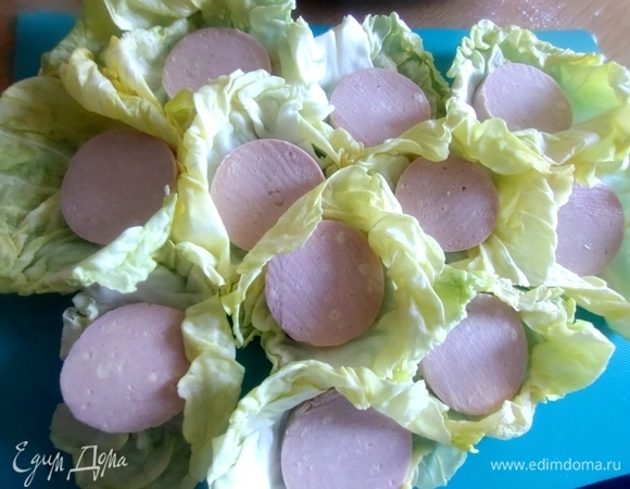 Колбасные кружочки примерить на листья капусты.