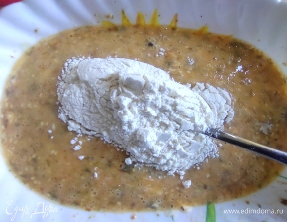 Взбить яйца с добавками, потом всыпать муку и снова взбить.