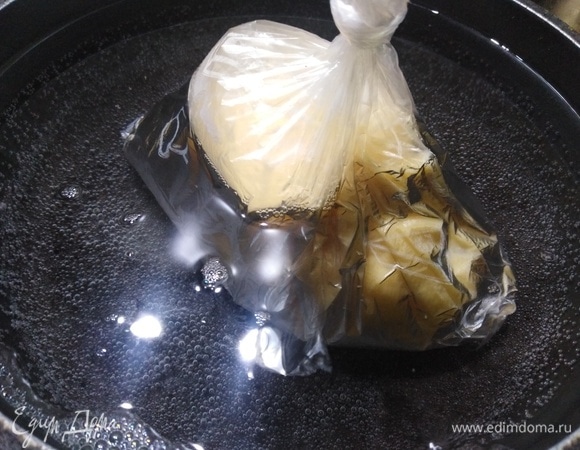 Положите пакет в кипящую воду.