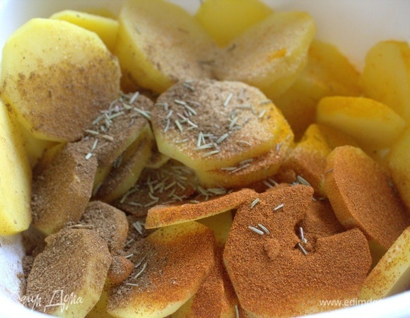 Слейте воду и добавьте в картофель приправы. Все перемешайте.