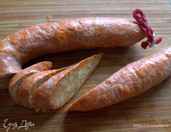 Чоризо нарежьте.