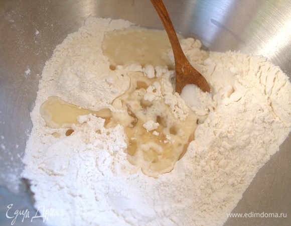 В муку всыпьте соль, влейте воду комнатной температуры и масло. 