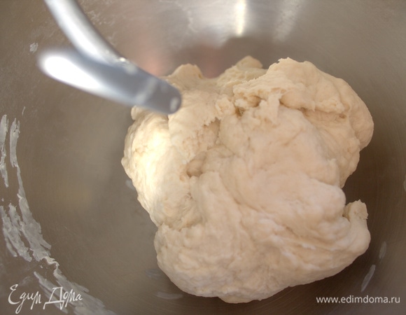 Замесите тесто с помощью тестомеса (можно и руками).