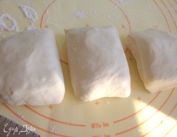 Дайте тесту полежать накрытым, затем нарежьте его на три части.