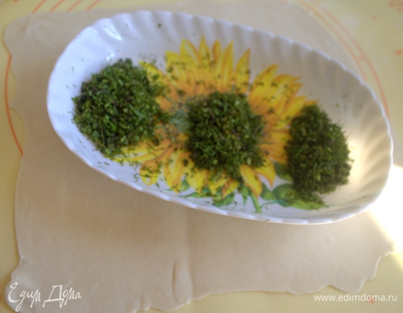 Нарежьте зелень, перемешайте и поделите ее на три части.