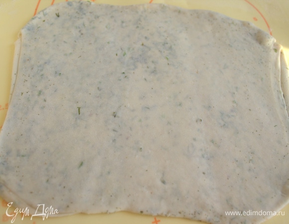 Сложите пополам и тонко раскатайте тесто.