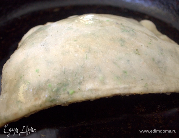 Квадрат получается большой, поэтому можно разрезать его пополам. Обжарьте лепешку в горячем масле.