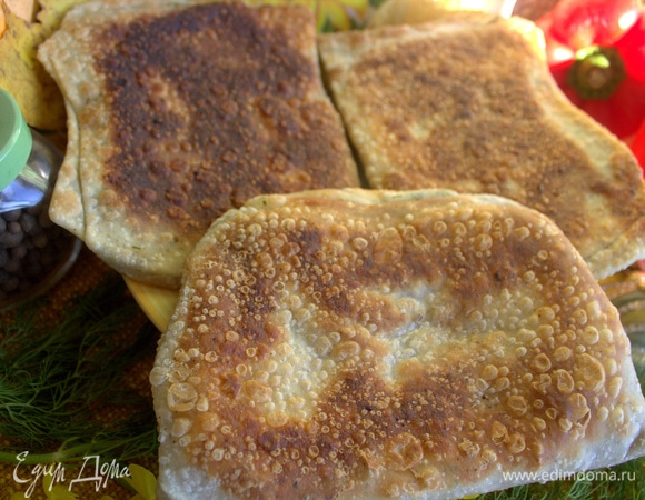 Готовые лепешки выложите на салфетку.