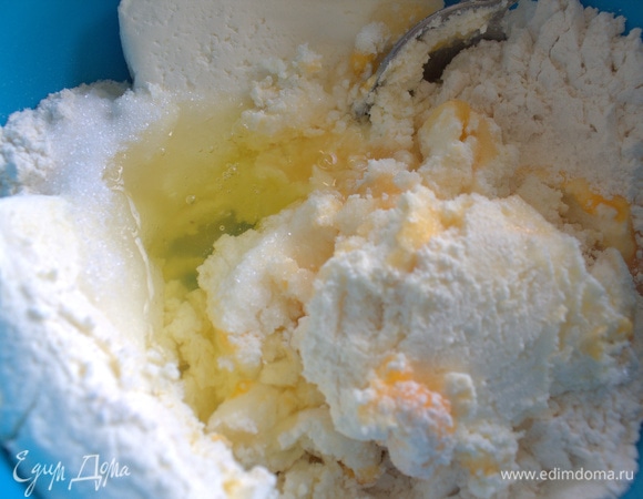 Добавьте еще два белка (желтки уйдут в заливку).