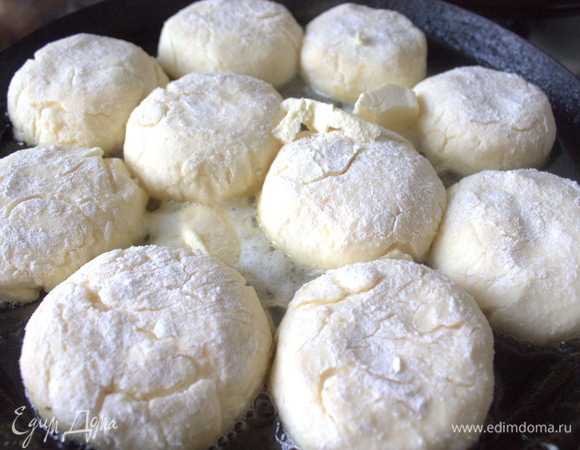 Слепите с помощью муки сырники и обжарьте их на растительном и сливочном масле. 