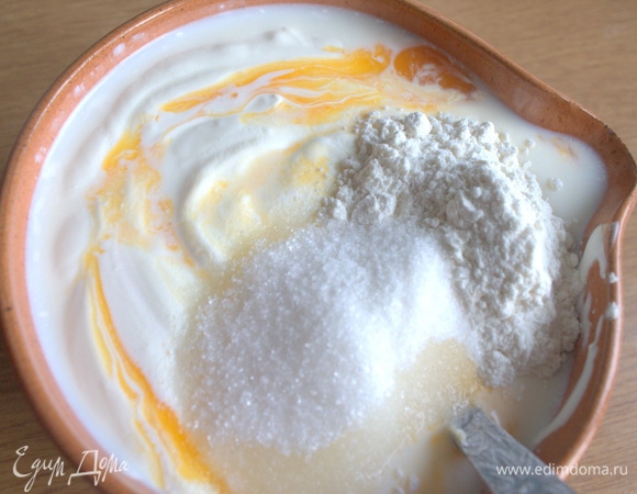 Добавьте сахар, муку и ваниль.