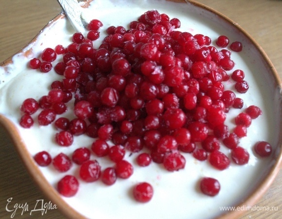 Всыпьте любые ягоды, например, бруснику. 